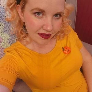 Meet your Posher, Casandra